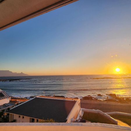 The Blue Peter Hotel Bloubergstrand Extérieur photo