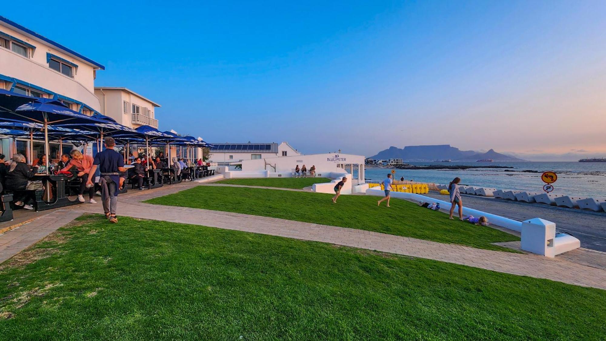 The Blue Peter Hotel Bloubergstrand Extérieur photo